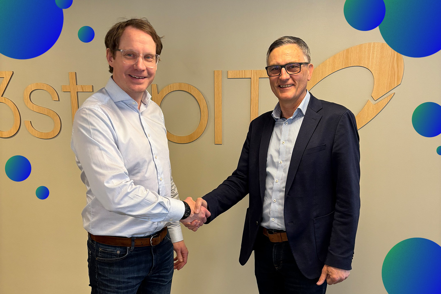 Thomas Müller from ExpandNow and Jakob Lagander from 3stepIT holding hands